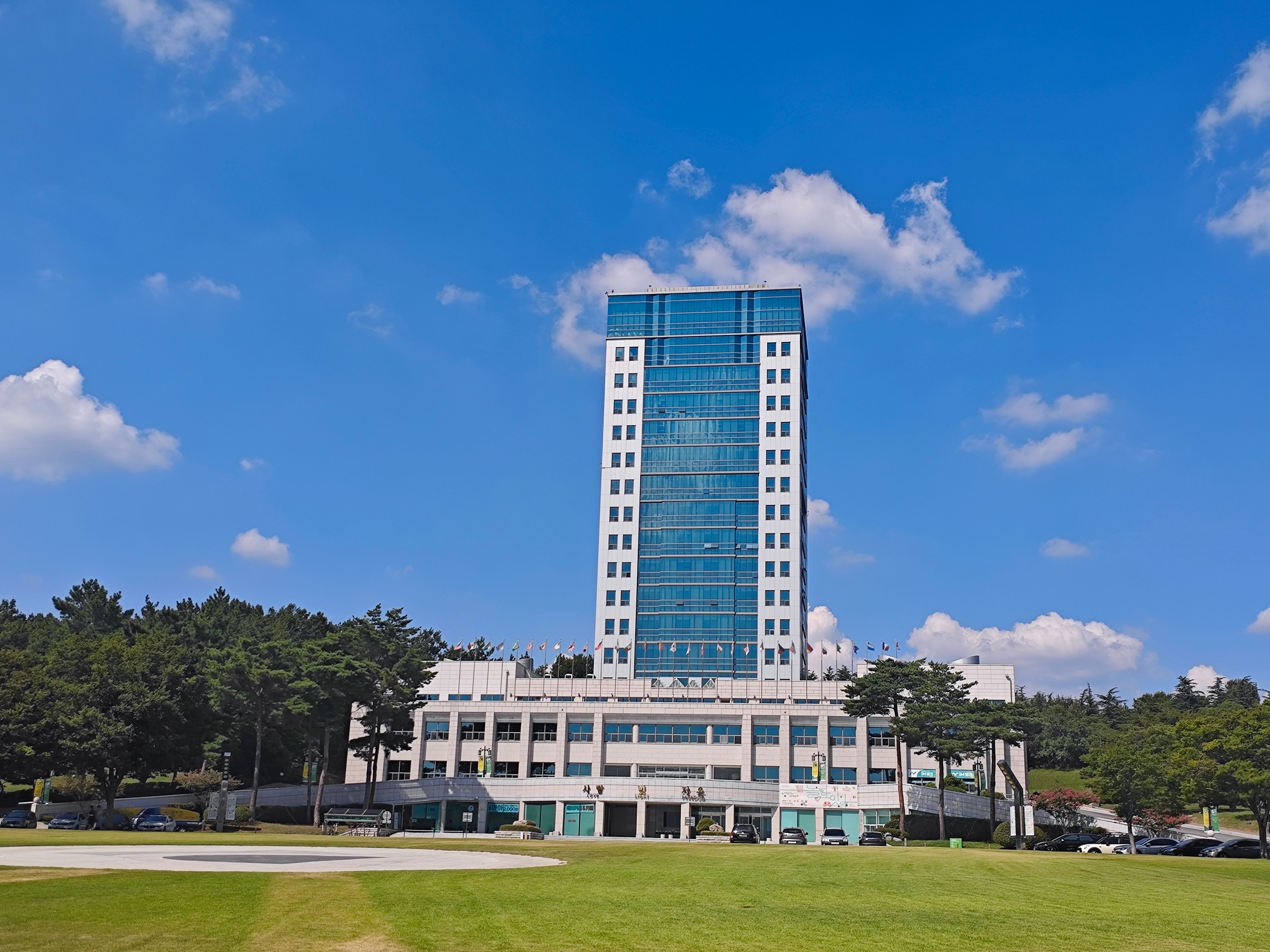 I need someone who can book hotel in Gyeongsan (South Korea) for me.